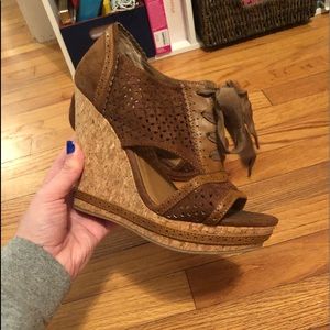 Brown tie wedges